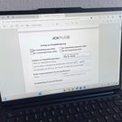 Selbsthilfeförderung 2026: Pauschal- und Projektförderung beantragen Laptop, an dem der AOK-Förderantrag geöffnet ist