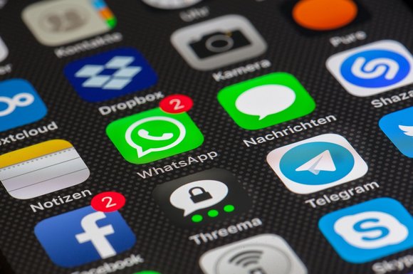Bildschirm mit Apps wie WhatsApp, Facebook. Threema und Telegram