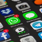 Bildschirm mit Apps wie WhatsApp, Facebook. Threema und Telegram