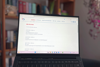 Laptopbildschirm, auf dem das Programm der Selbsthilfeakademie Sachsen zu sehen ist