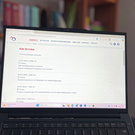 Laptopbildschirm, auf dem das Programm der Selbsthilfeakademie Sachsen zu sehen ist