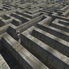 Labyrinth mit einer Person, die nach einem Ausweg sucht.