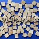Feedback geben Scrabble Steine, die das Wort Feedback zeigen