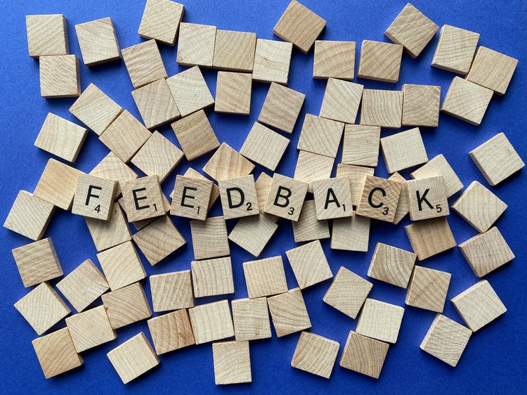 Feedback geben Scrabble Steine, die das Wort Feedback zeigen