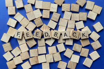 Scrabble Steine, die das Wort Feedback zeigen