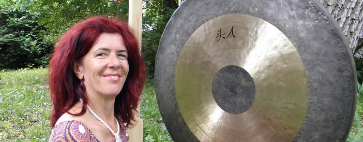 Foto von Silke Kutschale mit großem Gong