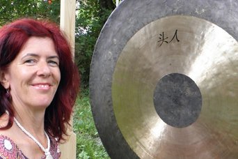 Foto von Silke Kutschale mit großem Gong